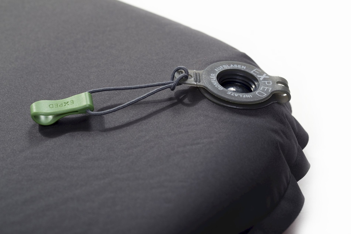 Exped SIM Comfort 5 LW slaapmat - Robijnrood detail ventiel