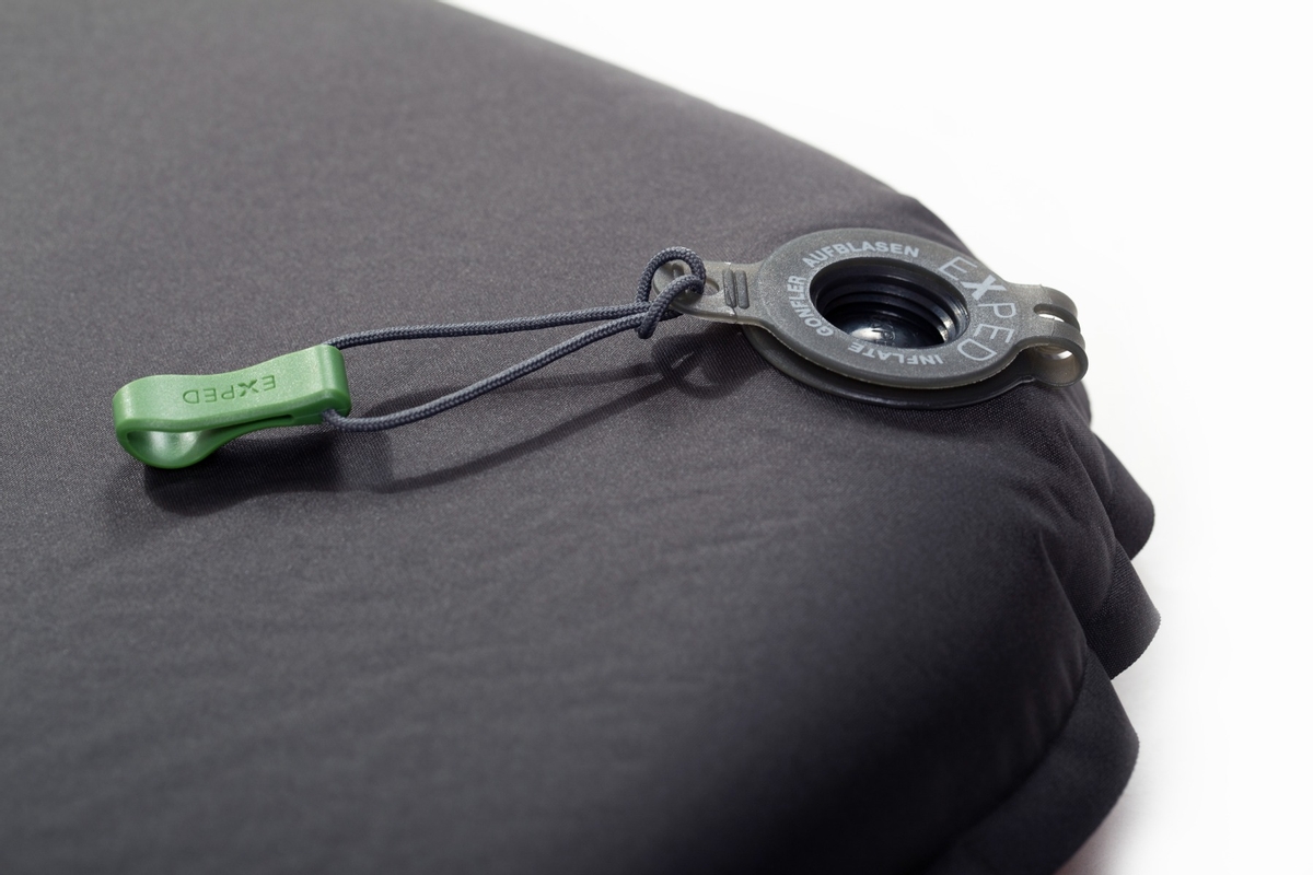 Exped SIM Comfort Duo 5 slaapmat - Robijnrood detail ventiel