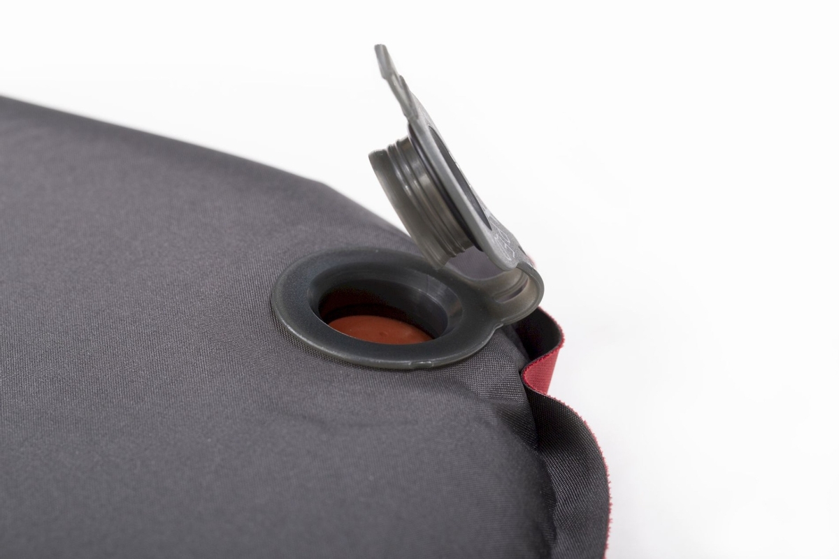 Exped SIM Comfort 7.5 LW slaapmat - Robijnrood detail ventiel