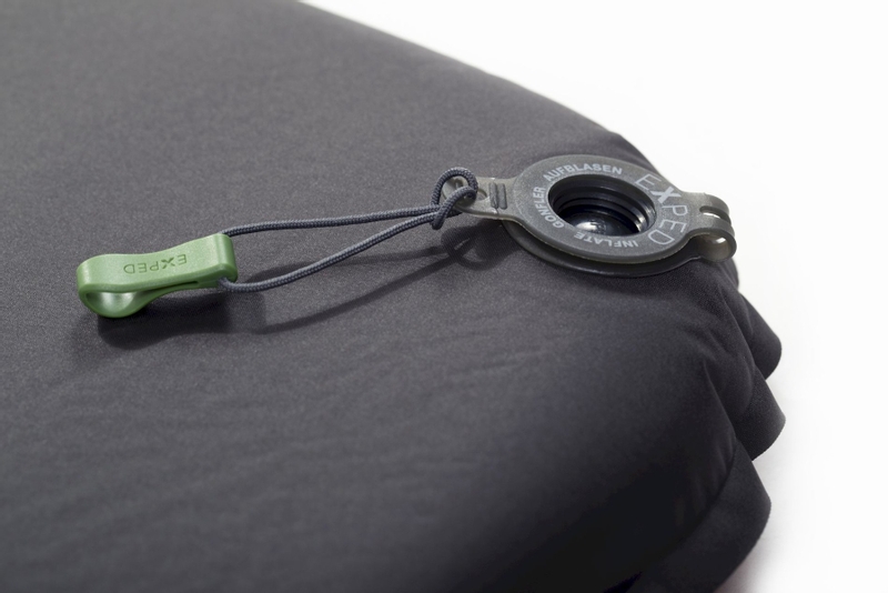 Exped SIM Comfort Duo 7.5 slaapmat - Robijnrood detail ventiel