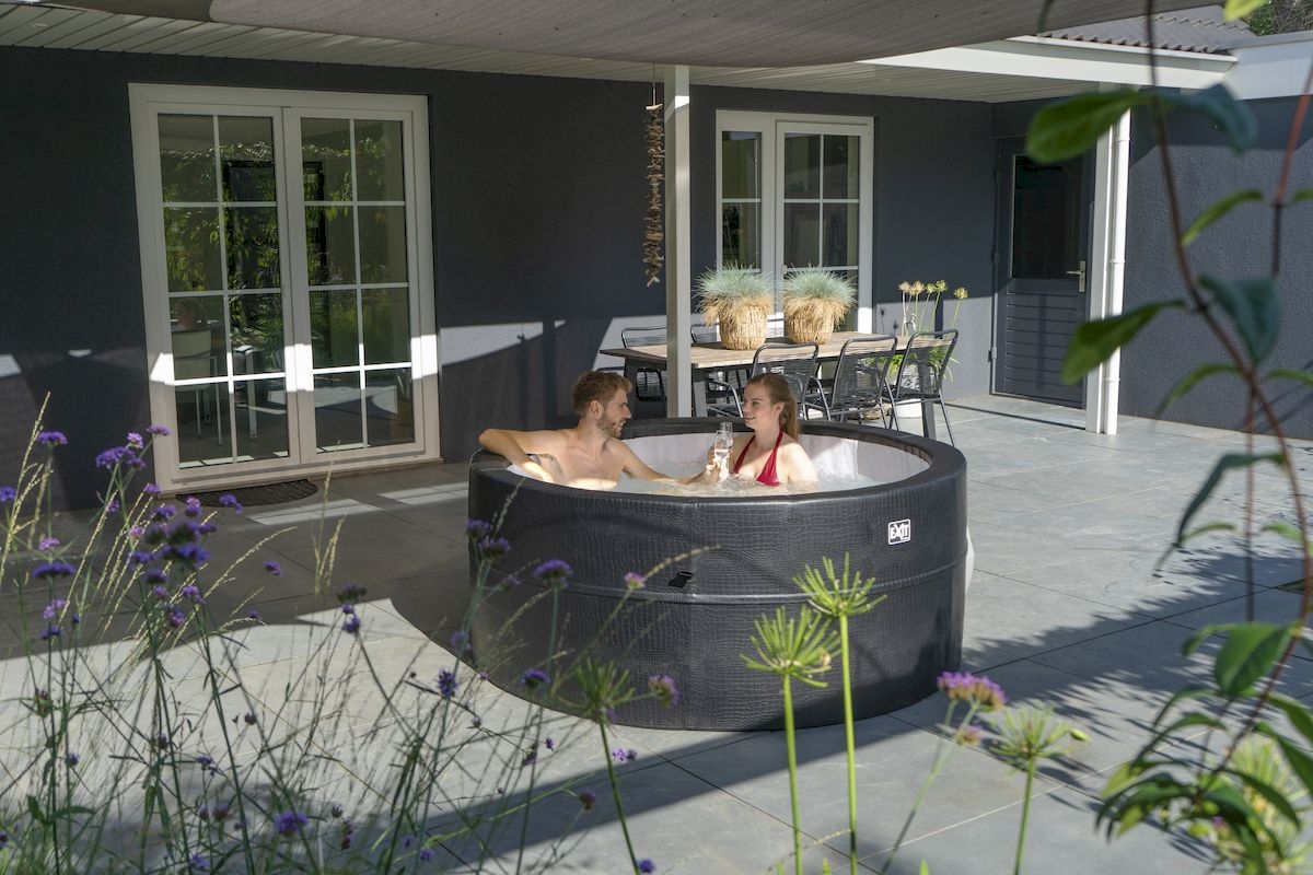 EXIT Leather Premium opbouw spa - 6 persoons sfeer tuin