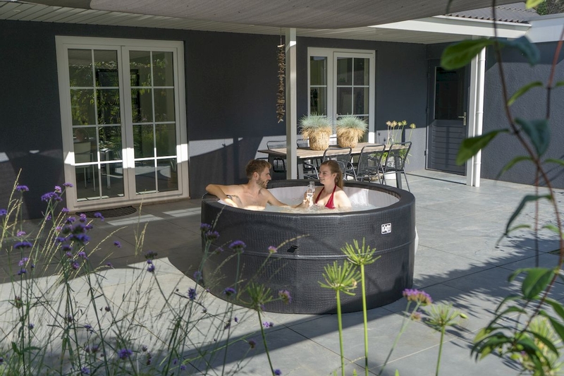 EXIT Leather Premium opbouw spa - 6 persoons sfeer tuin