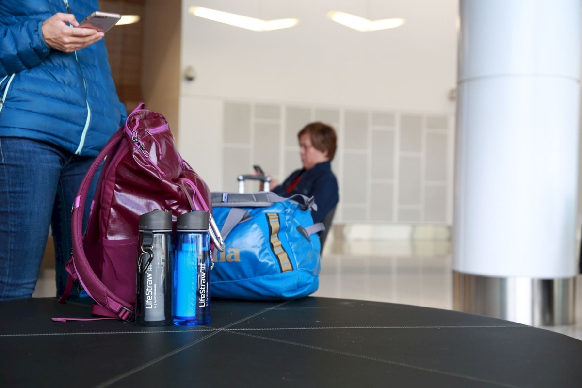 Lifestraw Go waterfilter fles - 650 ml - Blauw - sfeer