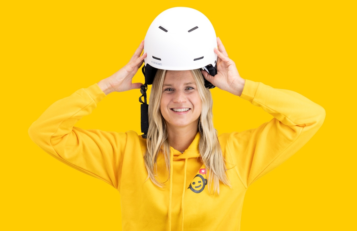 Cébé Pow Lite witte skihelm die opgezet wordt