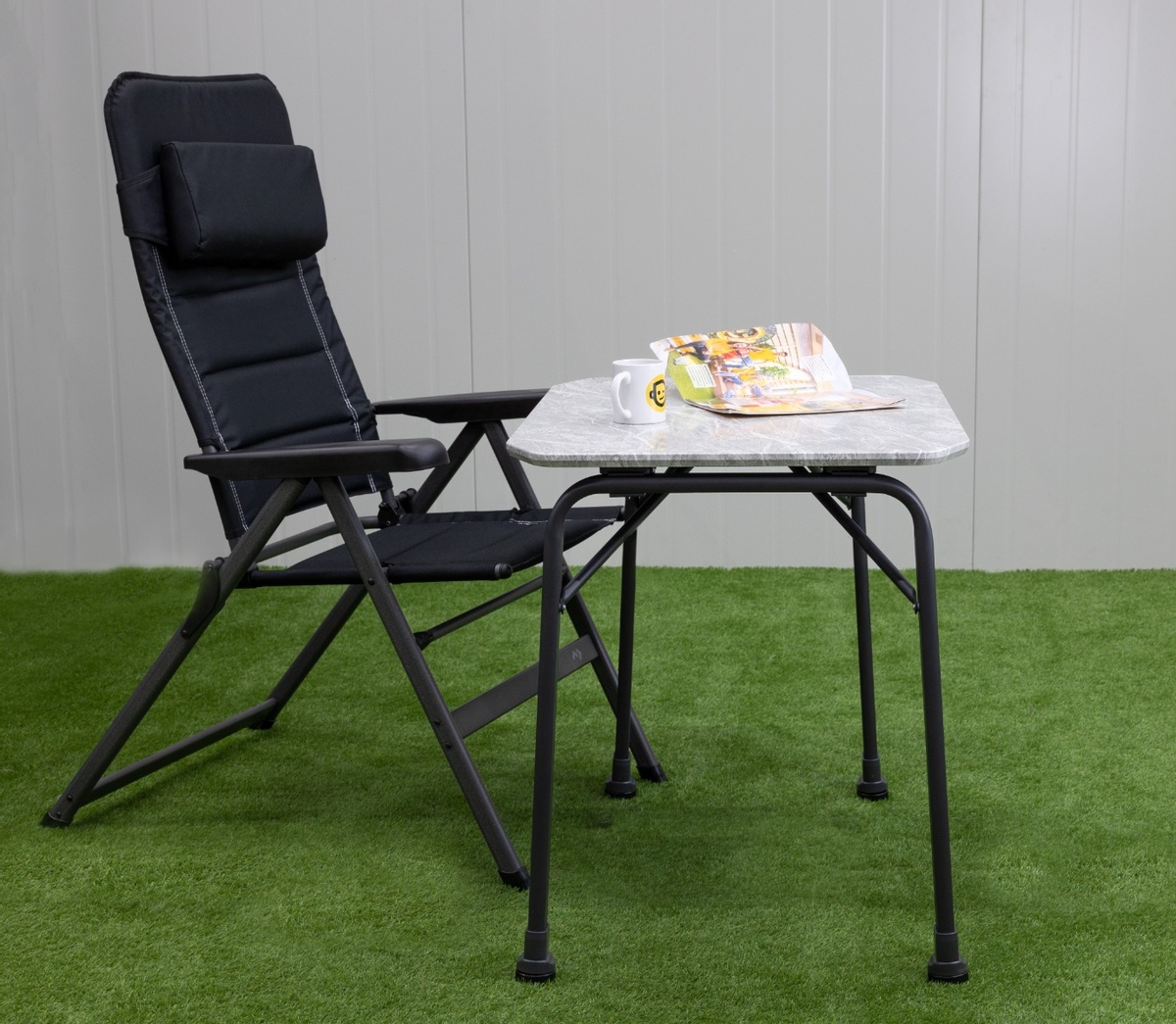 Dometic TPV 80 campingtafel - 80 x 60 cm
zijaanzicht met stoel