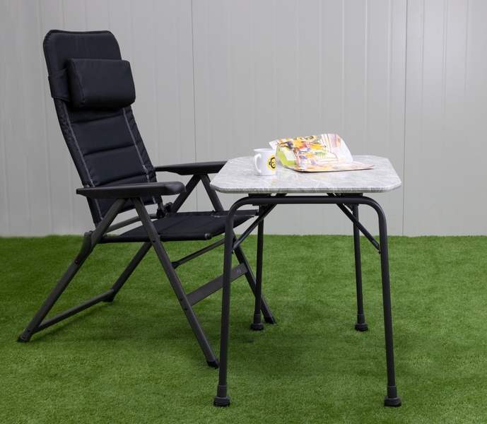 Dometic TPV 80 campingtafel - 80 x 60 cm
zijaanzicht met stoel