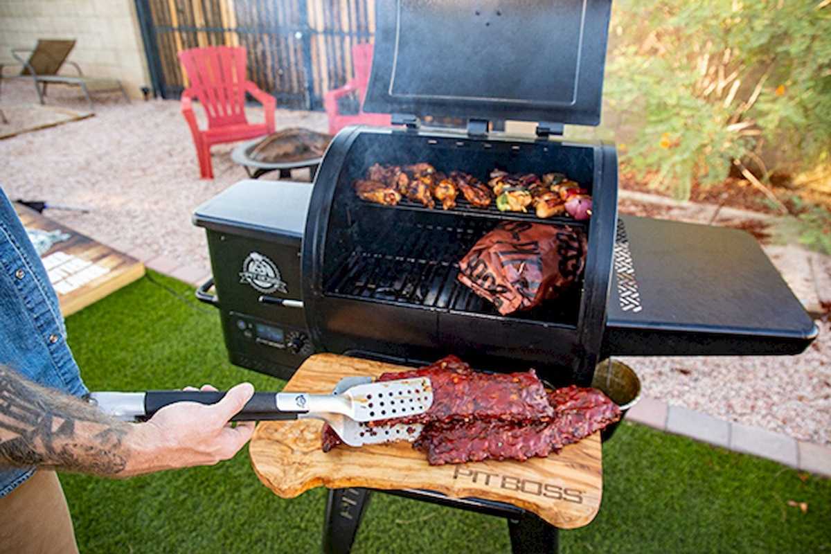 Pit Boss Navigator 550 pellet grill barbecue