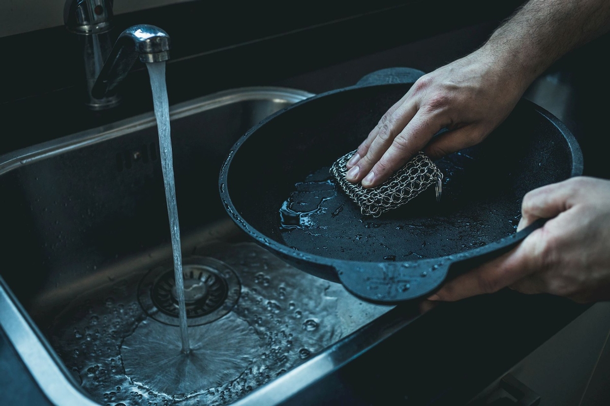 The Windmill schoonmaakringen met handpad voor gietijzeren pannen