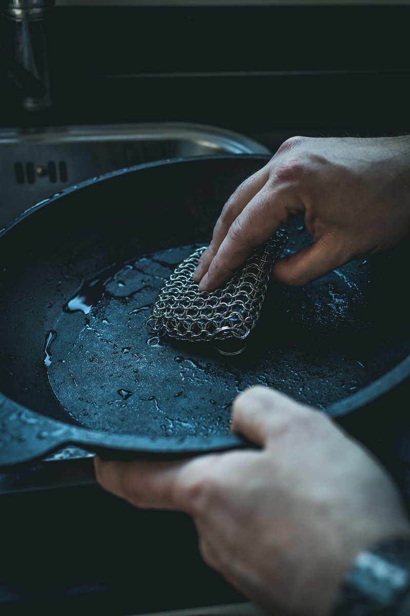 The Windmill schoonmaakringen met handpad voor gietijzeren pannen