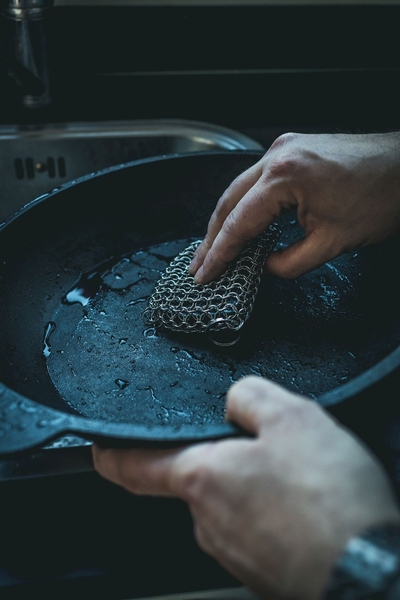 The Windmill schoonmaakringen met handpad voor gietijzeren pannen