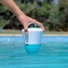 Ondilo ICO Zwembad watertester in hand