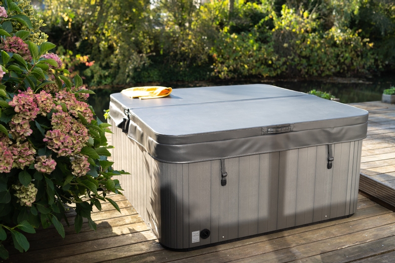 W'eau spa cover 220 x 220cm radius 18cm