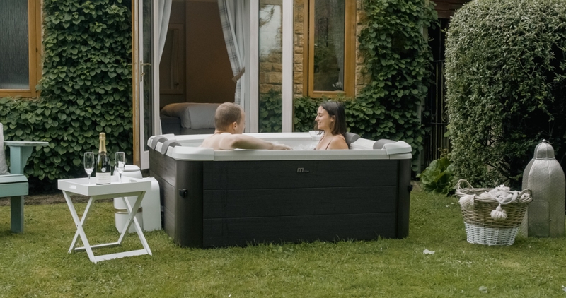 MSpa Tribeca frame spa - 6 persoons - sfeerfoto gras