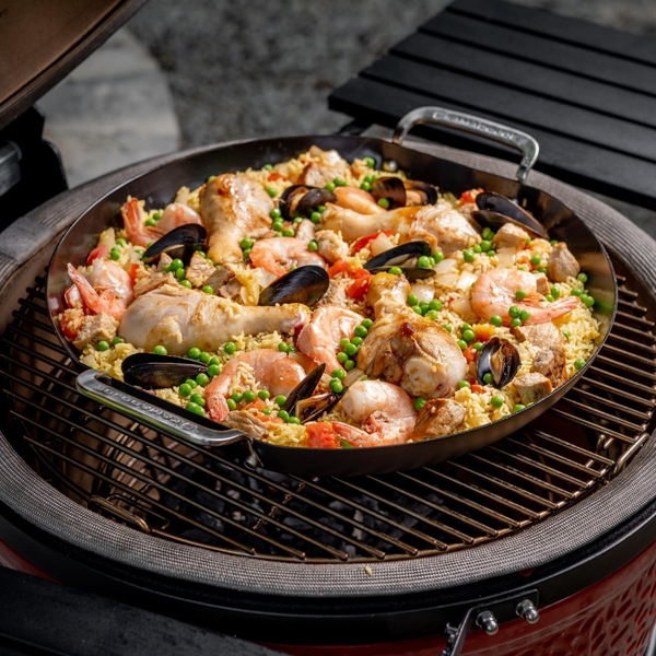 Kamado Joe Karbon Steel Paella Pan - op barbecue