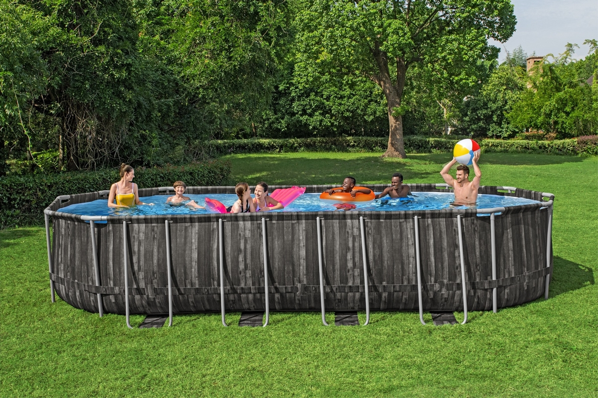 Bestway Power Steel ovaal zwembad - 732 x 366 x 132 cm - met filterpomp en accessoires - sfeerfoto