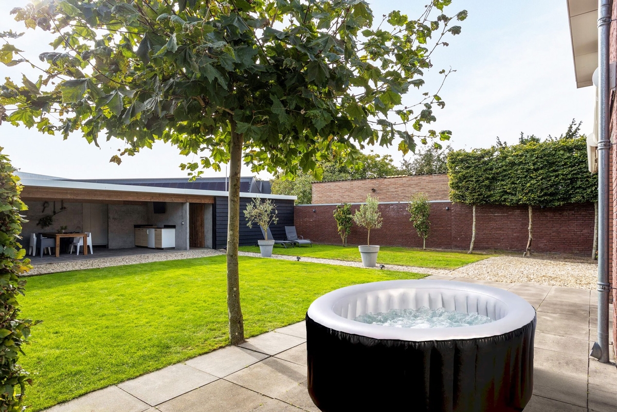 Bubb'l Air opblaasbare spa - 3 persoons - in tuin
