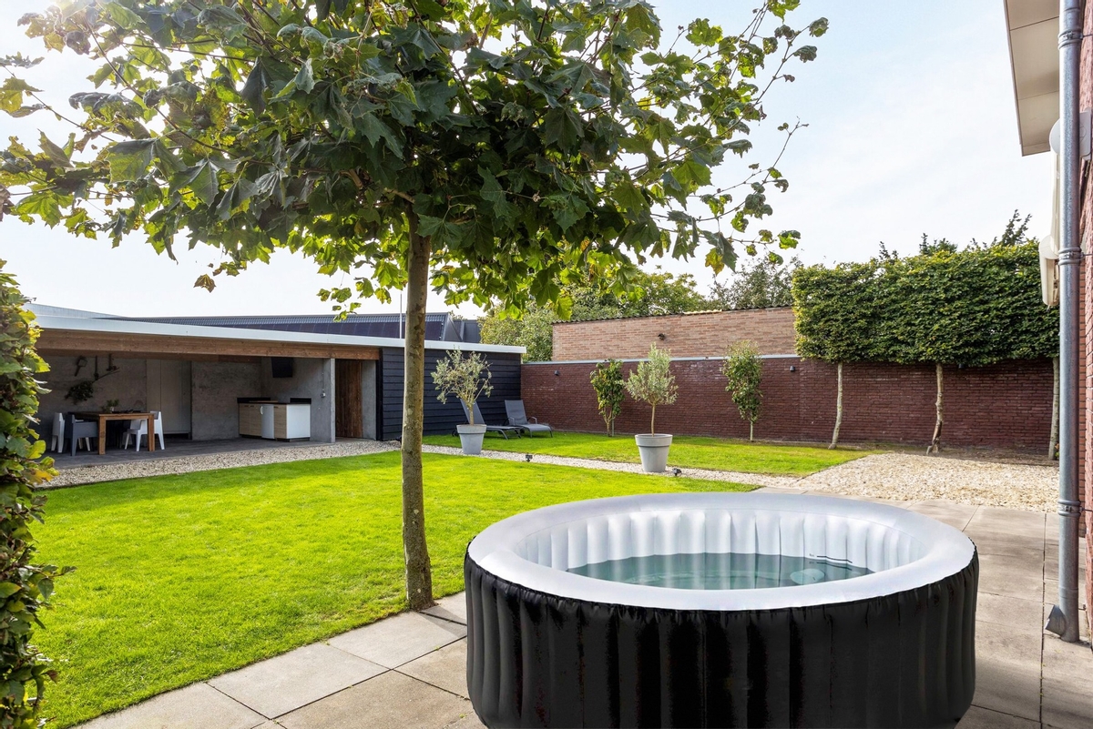 Bubb'l Air opblaasbare spa - 6 persoons - in tuin