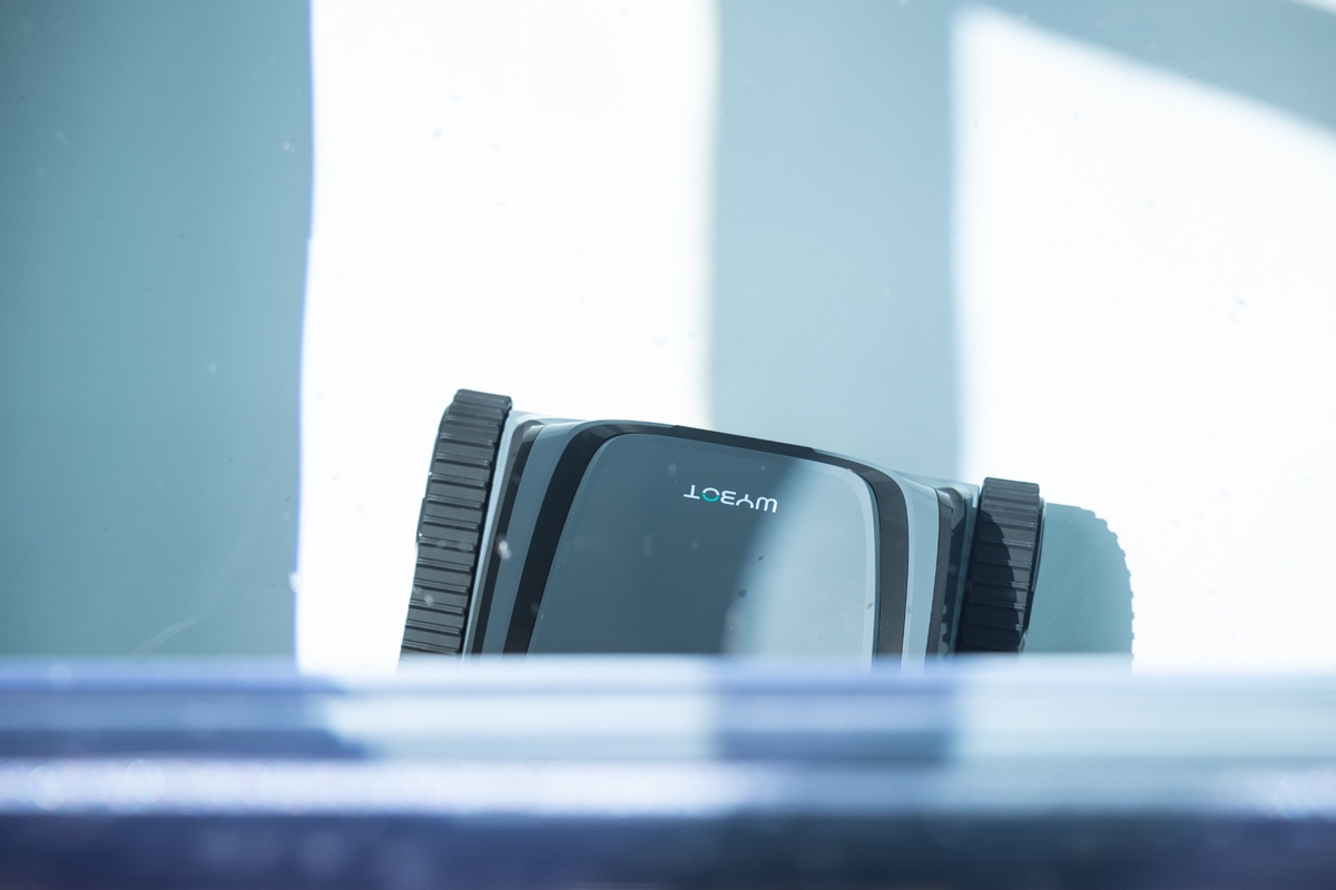 Wybot S2 zwembadrobot in zwembad