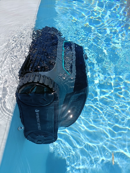 Wybot S2 zwembadrobot in zwembad