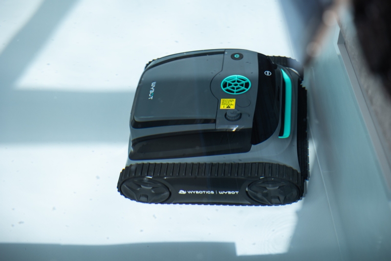 Wybot S2 zwembadrobot in zwembad