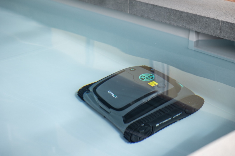 Wybot S2 zwembadrobot in zwembad