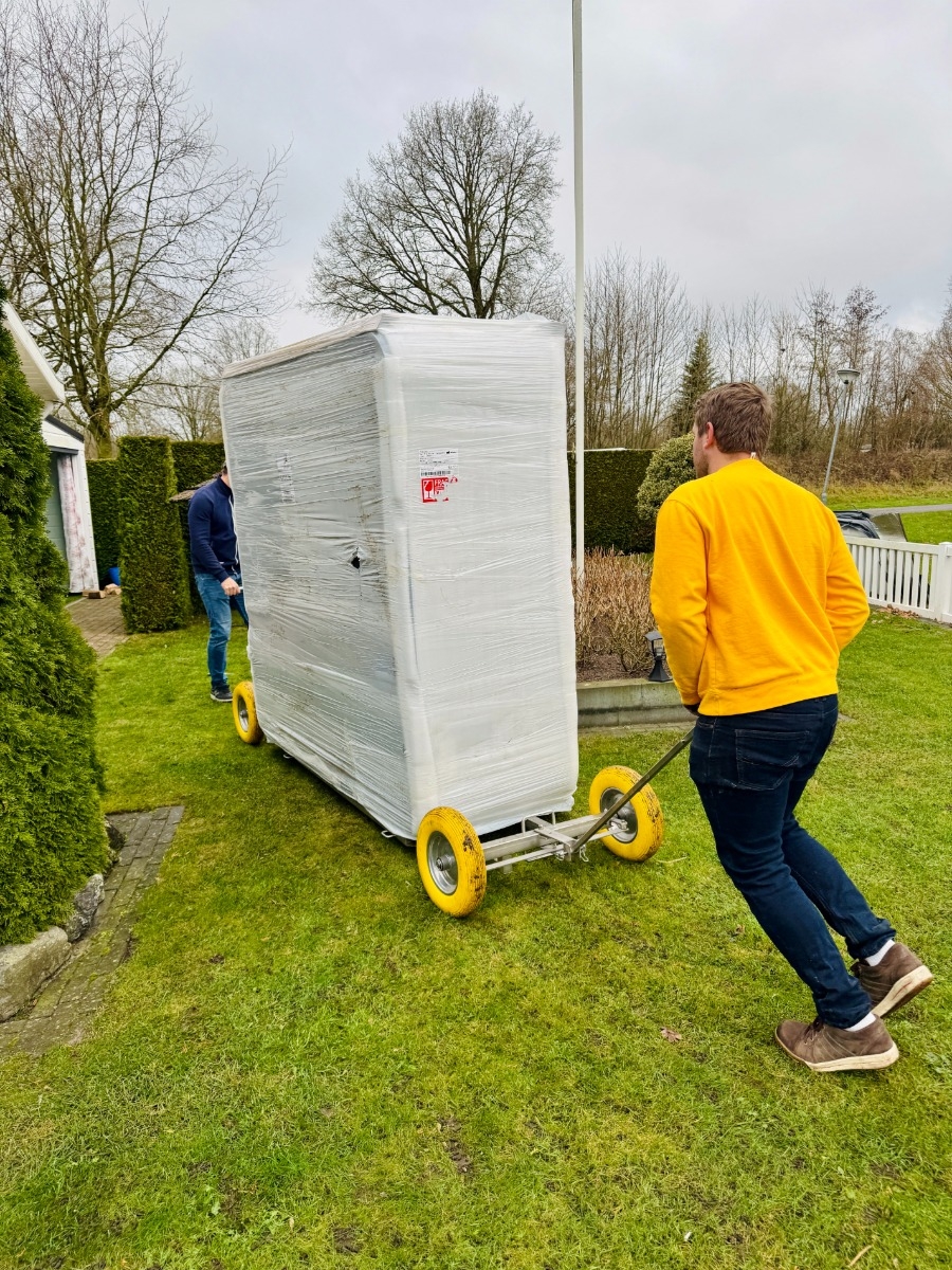 Spa levering in de tuin + installatie met warmtepomp