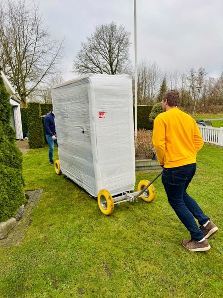 Spa levering in de tuin + installatie met warmtepomp