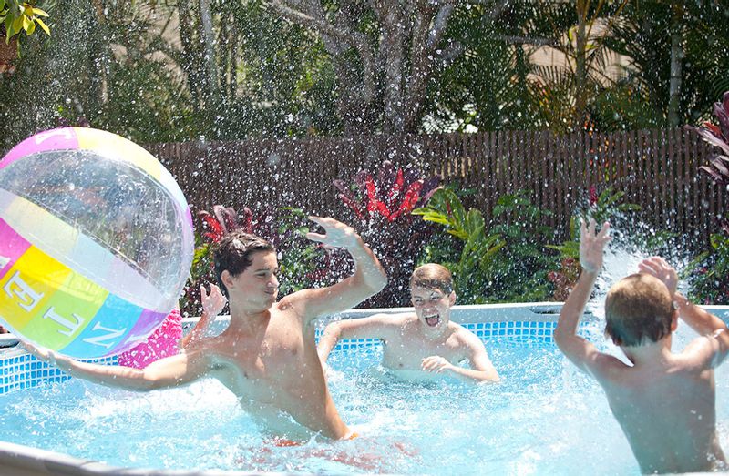 Intex Ultra Frame XTR Pool - 549 x 132 cm - met zandfilterpomp en accessoires - sfeer1