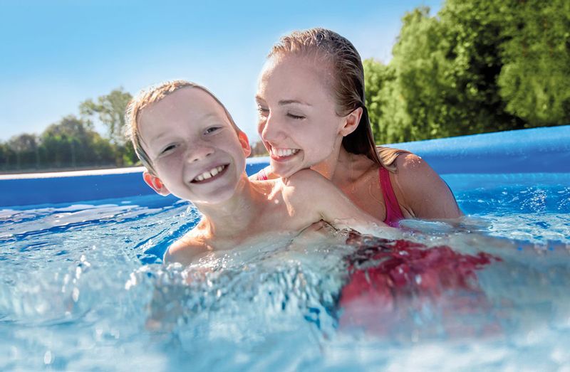 Intex Easy Set Pool - 549 x 122 cm - met filterpomp en accessoires - sfeer2