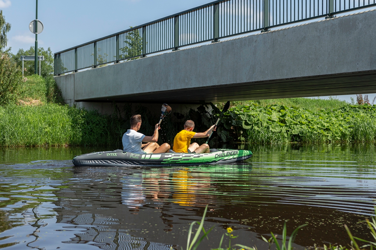 Intex Challenger K2 opblaasbare kajak te water zijaanzicht 