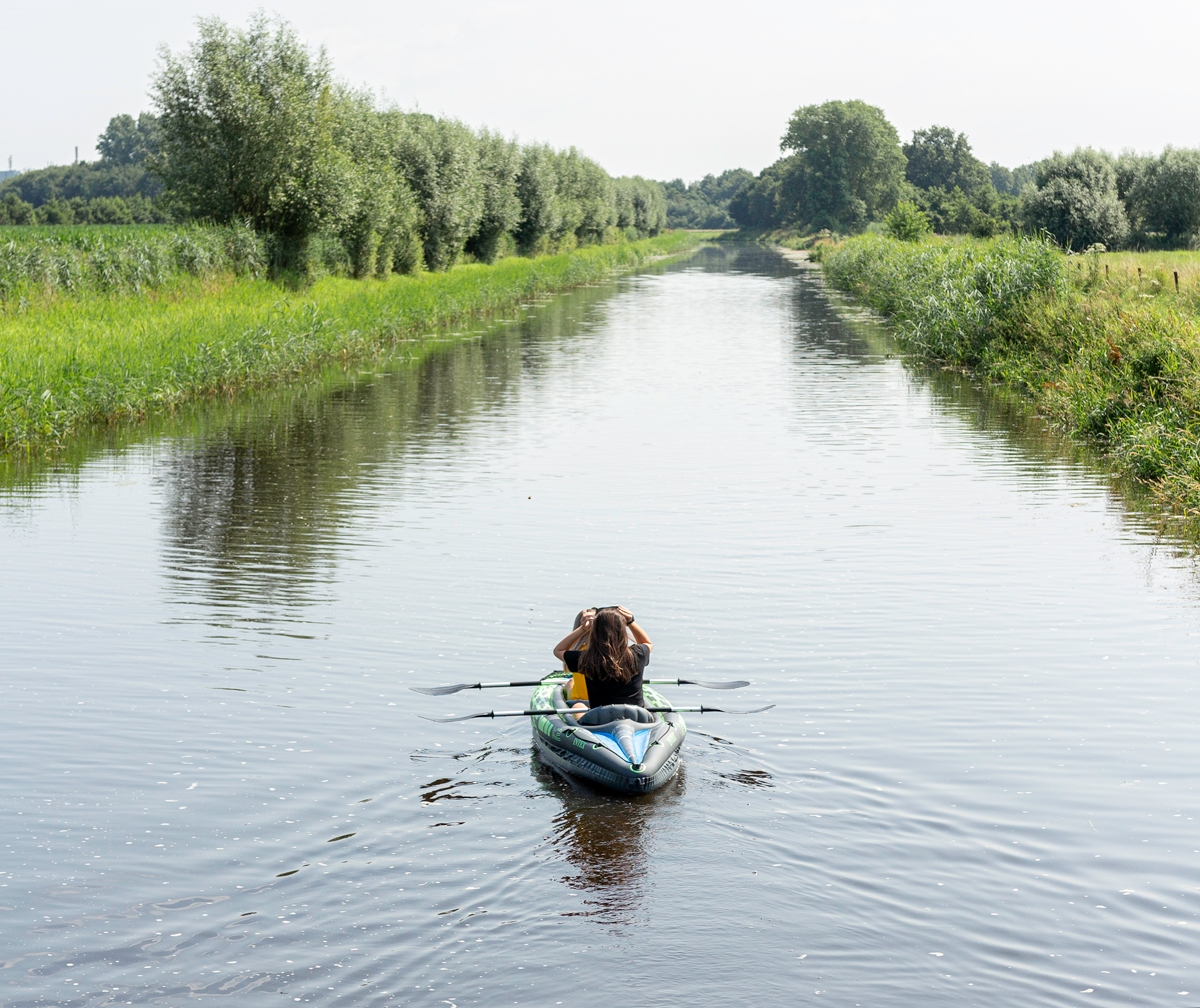 Intex Challenger K2 opblaasbare kajak te water achteraanzicht 