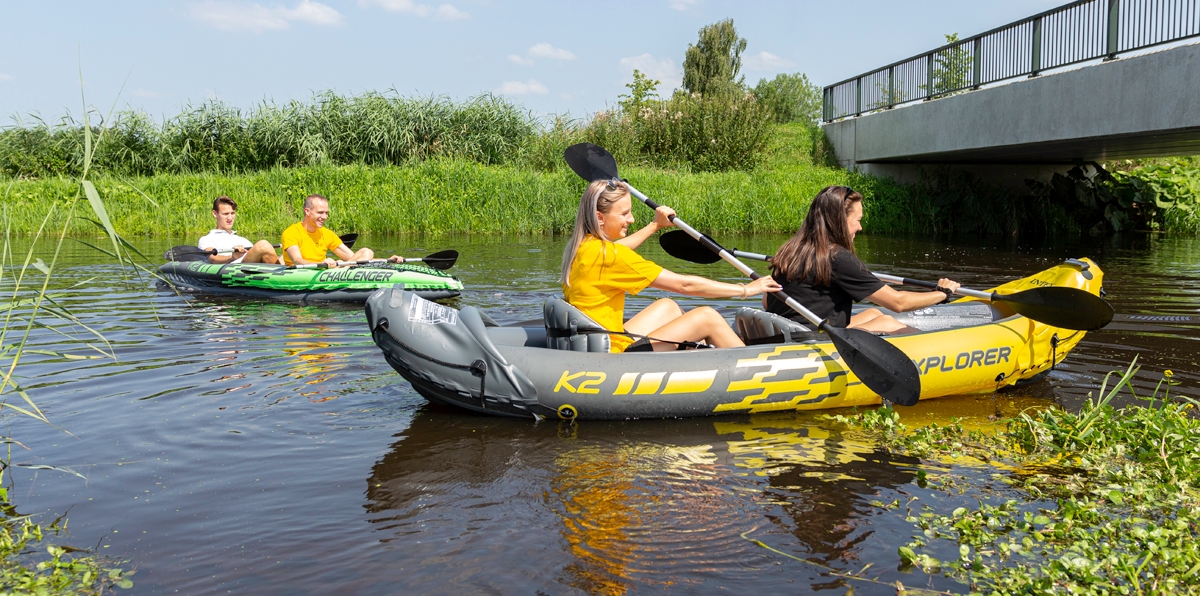 Intex Explorer K2 opblaasbare kajak zijaanzicht te water
