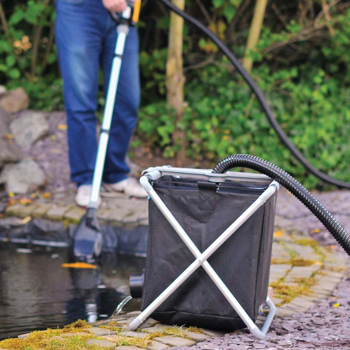 Hozelock Pond Vac vuilwaterfilter in gebruik