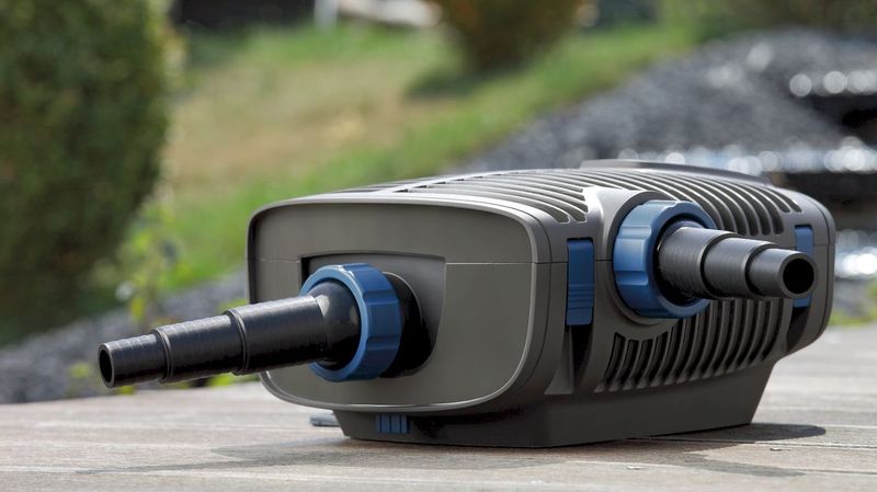 Oase Aquamax Premium 12000 LV vijverpomp (12 Volt) sfeer detail