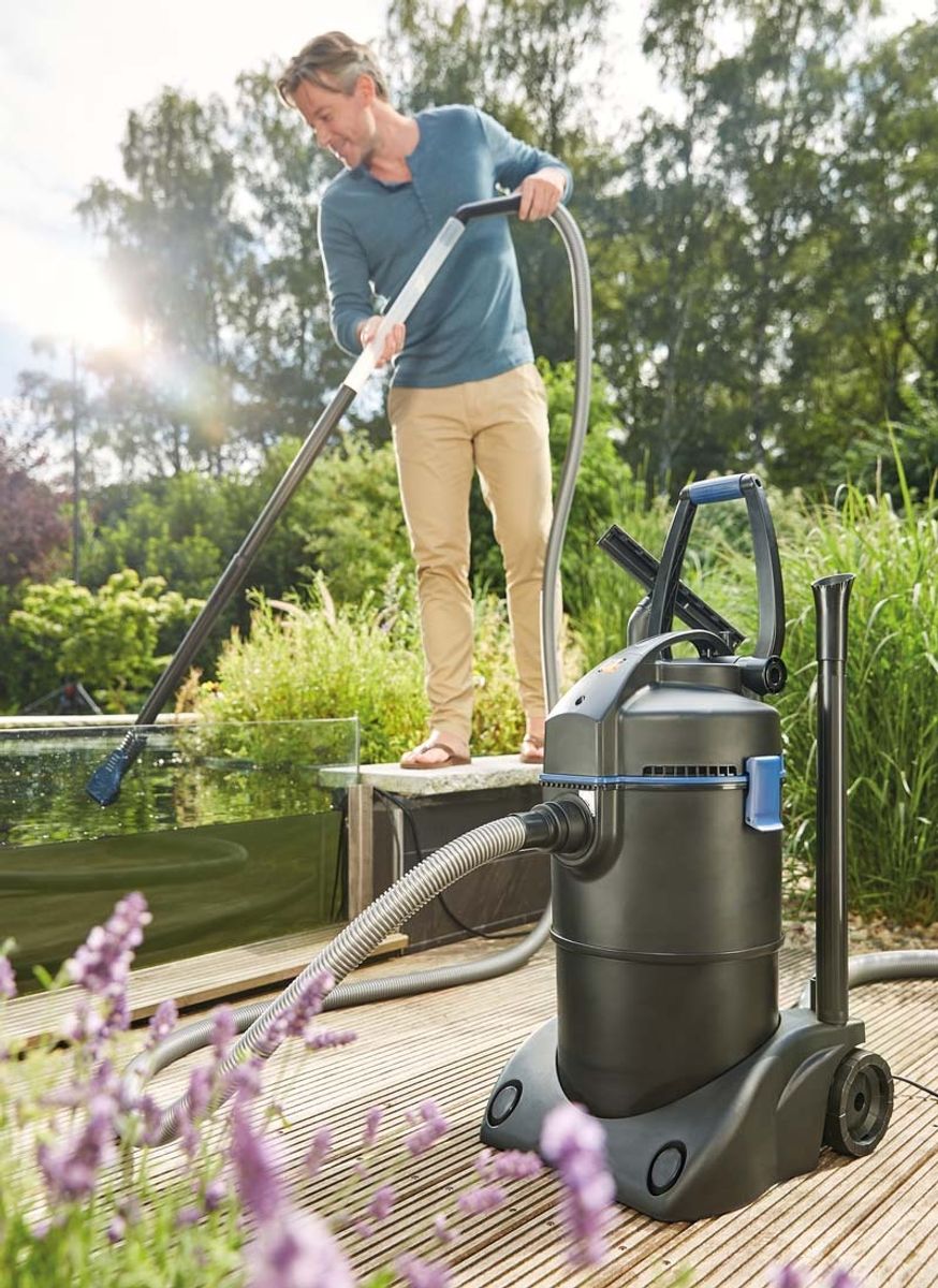 Oase Pondovac 3 vijverstofzuiger in gebruik