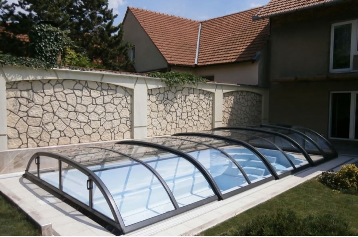 Transparante zwembadoverkapping