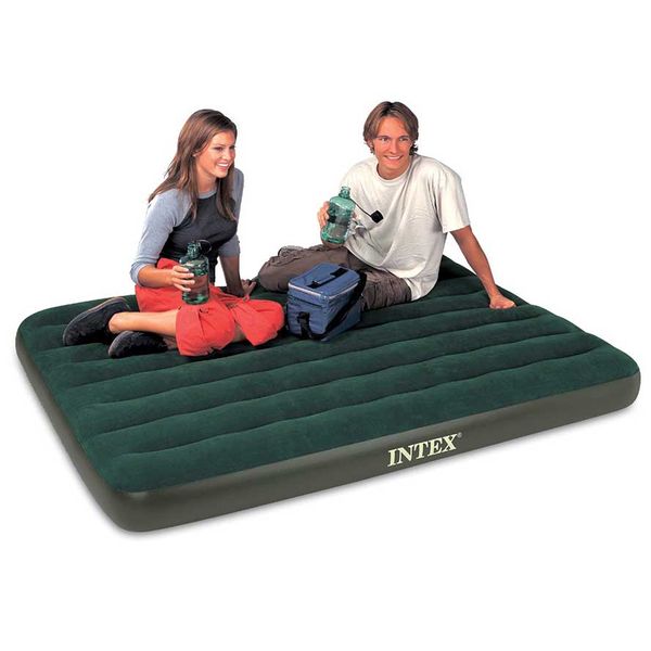 Intex Luchtbed met batterijpomp - Tweepersoons - sfeer