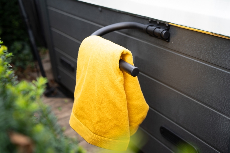 TowelBar met gele handdoek