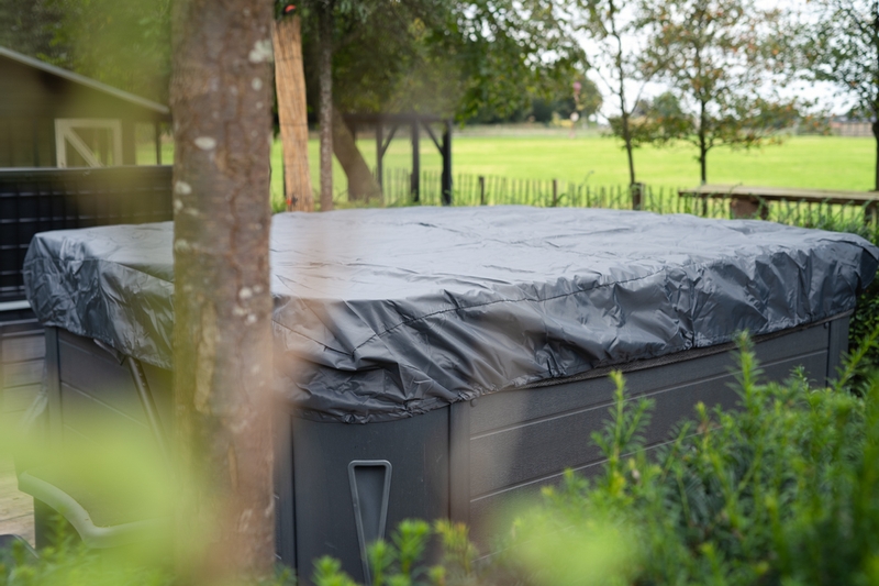 Spa cover beschermhoes 225 x 225 cm - sfeer