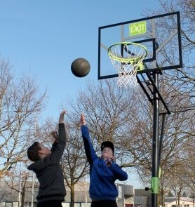 Exit basketbalpaal met kids