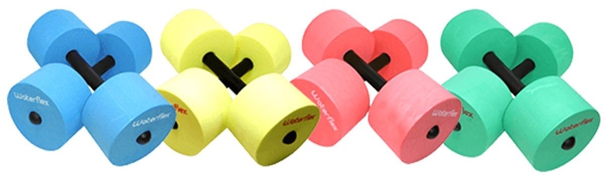 Krachttraining met dumbbels voor in het zwembad