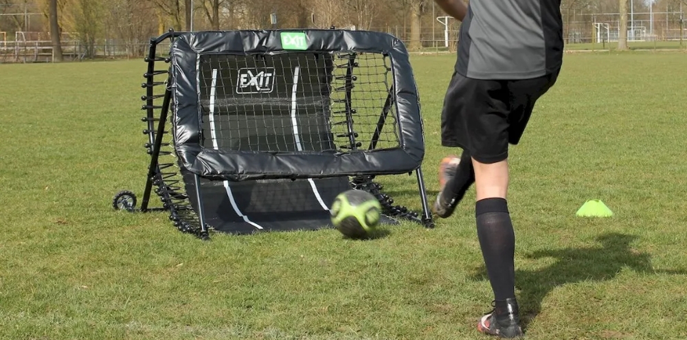 Voetbal kickback rebounder