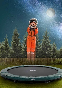 Jongen op trampoline