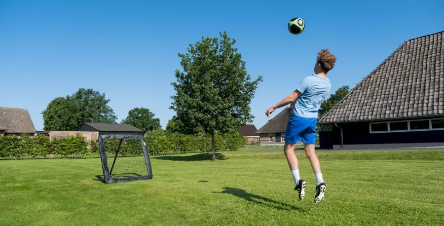 Voetbal rebounder tuin