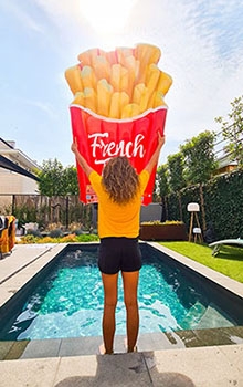 met luchtbed bij zwembad