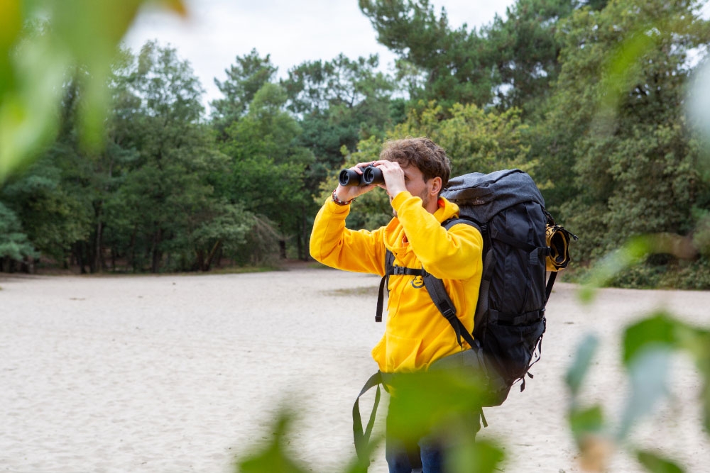 Loed met rugzak en verrekijker