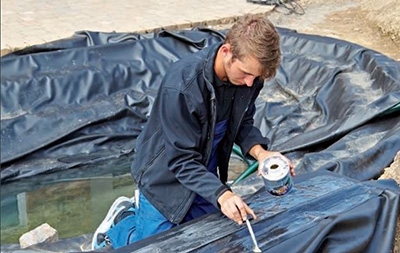 Vijverfolie bevestigen