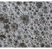 Schuim op het water van een Intex zwembad